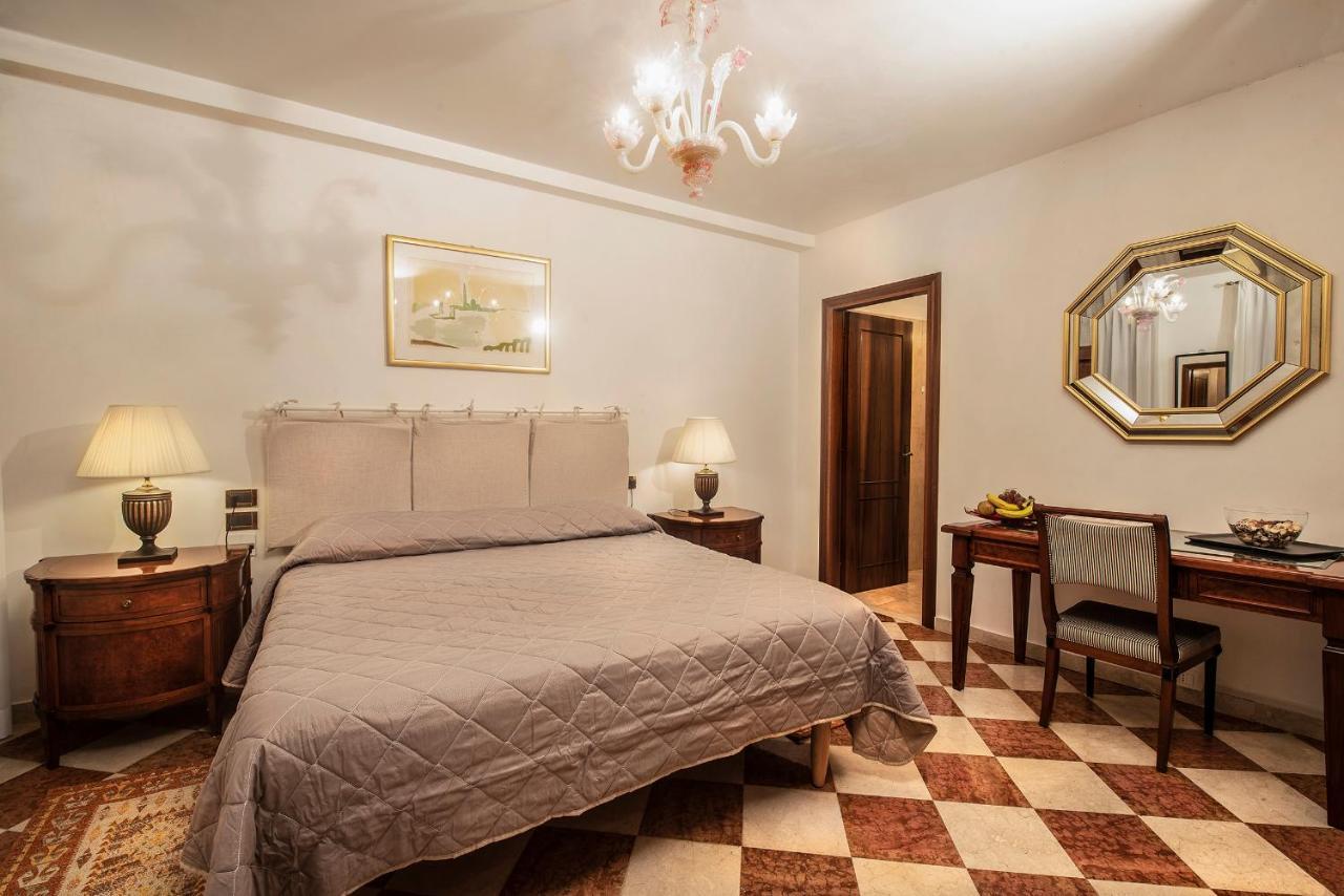 Anzolo Palace - Rooms & Apartments Венеція Екстер'єр фото